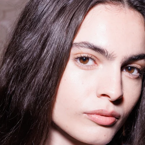 Tired Girl Makeup | Το trend της Gen Z που αποθεώνει το "κουρασμένο" βλέμμα