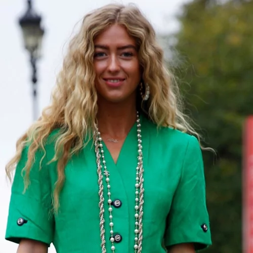 Πέντε items που έχει πάντα μαζί της στην τσάντα παραλίας μία fashion expert