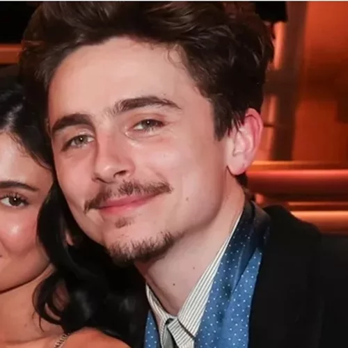 Kylie Jenner | Στο πλευρό του Timothee Chalamet με το vintage Vercace της Elizabeth Hurley