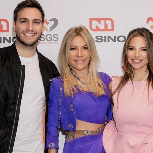 Η Εριέττα Κούρκουλου Λάτση με μίνι ροζ φόρεμα λίγο μετά τη γέννηση του δεύτερου παιδιού της