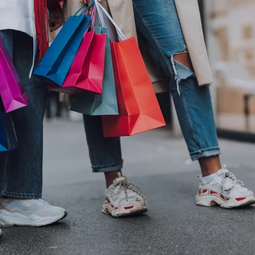 Τα στιλιστικά λάθη που χρειάζεται να αποφεύγεις όταν φοράς sneakers