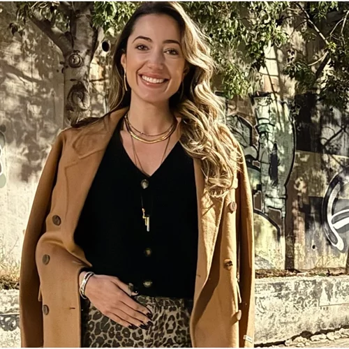 Δώρα Κατσικογιάννη | Με embellished jeans και κλασικό ζιβάγκο σε απογευματινά εγκαίνια