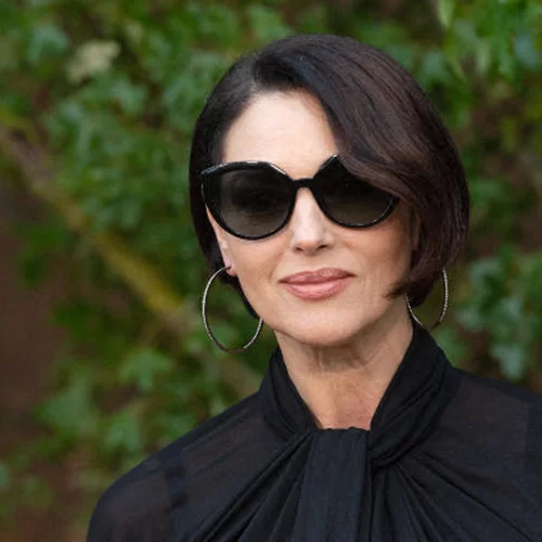 Ακόμη και με γκρι μαλλιά, η Monica Bellucci παραμένει μοναδική