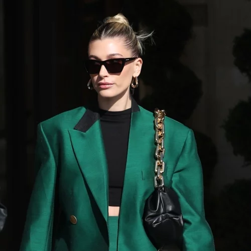 Έξι τρόποι για να φορέσεις το κλασικό μαύρο πουλόβερ σαν πραγματική fashionista