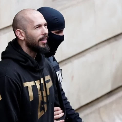 Το Βουκουρέστι έτοιμο να εκδώσει τον Βρετανό ινφλουένσερ Andrew Tate, όμως μετά τη δίκη του