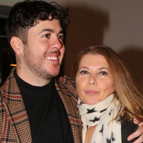 Σπάνιο "throwback" | Η Σοφία Αλιμπέρτη αγκαλιά με τους γιους της στα παιδικά τους χρόνια