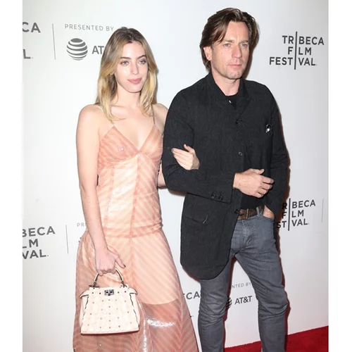 Η κόρη του Ewan McGregor εμφανίστηκε στην πρεμιέρα του πατέρα της με χτυπήματα στο πρόσωπο