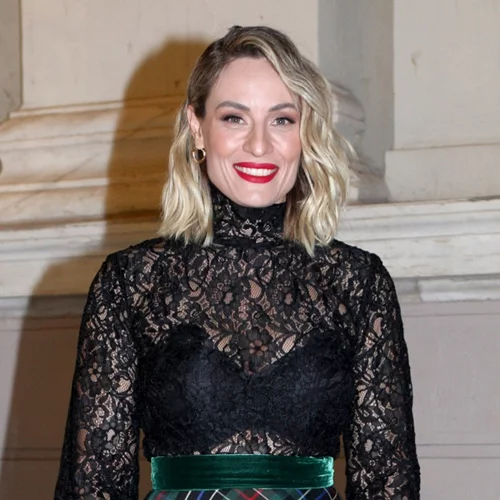 Από το γραφείο στη βραδινή έξοδο | Η Ελεονώρα Μελέτη φόρεσε την ιδανική Massimo Dutti φούστα