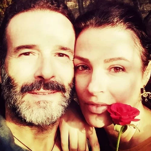 Ο Θανάσης Ευθυμιάδης έγινε 55 ετών | Το ιδιαίτερο βίντεο που δημοσίευσε από το μπάνιο του: "Έτσι καλλιεργώ και τη θηλυκή μου πλευρά"