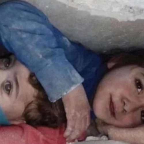 Σεισμός | Σώθηκαν τα δύο αδέρφια στη Συρία- Το βίντεο έγινε viral αφού το κορίτσι μοιάζει να προστατεύει τον αδερφό της