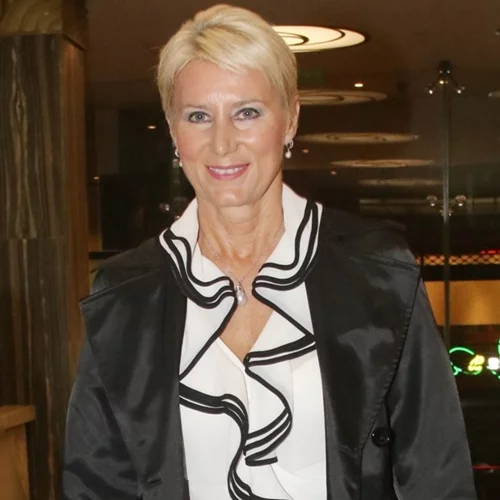 Η Νατάσα Παζαΐτη φόρεσε τις μπότες που ταιριάζουν τέλεια με φορέματα