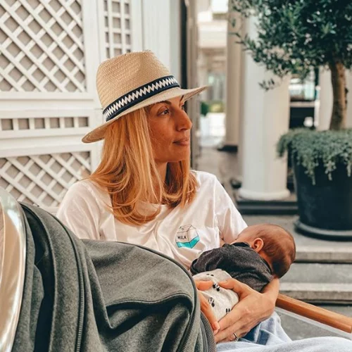 Μαρία Ηλιάκη | Θηλάζει δημόσια την 5 μηνών κόρη της και στέλνει το δικό της μήνυμα