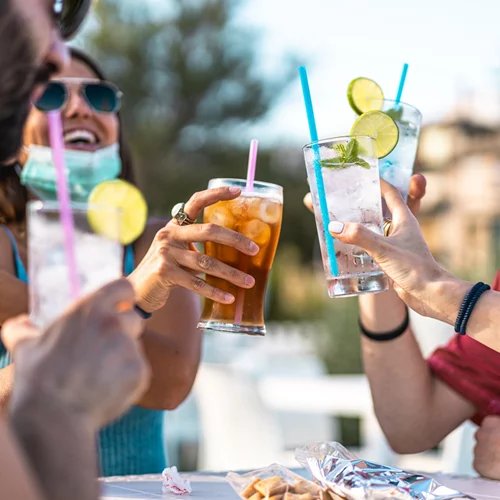 3 δροσιστικές συνταγές για υγιεινά μοκτέιλς για το καλοκαίρι