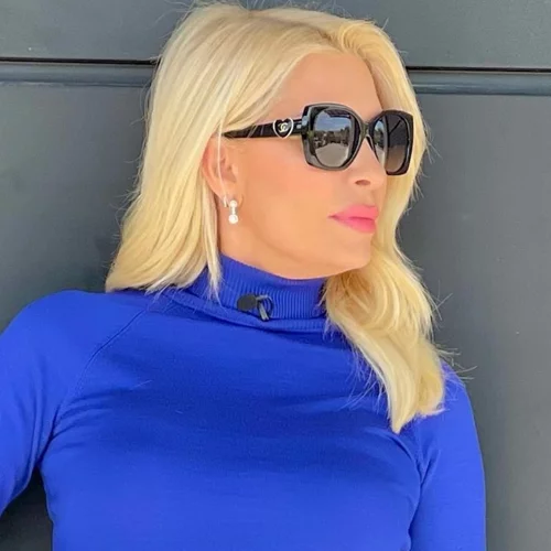 Η Ελένη Μενεγάκη φόρεσε το καφέ δερμάτινο παντελόνι με τον αγαπημένο τρόπο των fashionistas