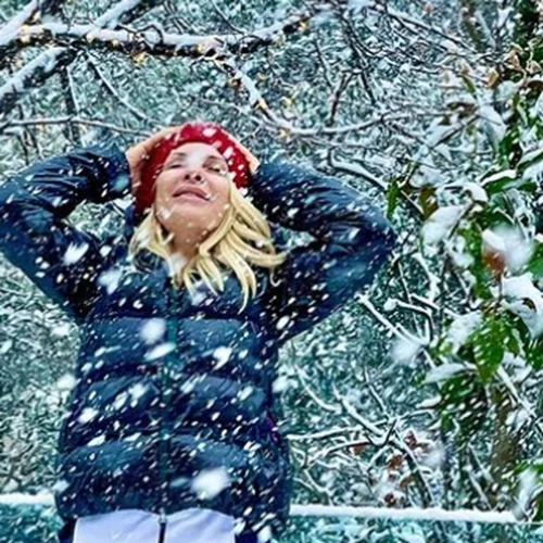 Ελένη Μενεγάκη | Ποζάρει στον χιονισμένο κήπο της και κάνει "σαν μικρό παιδί"