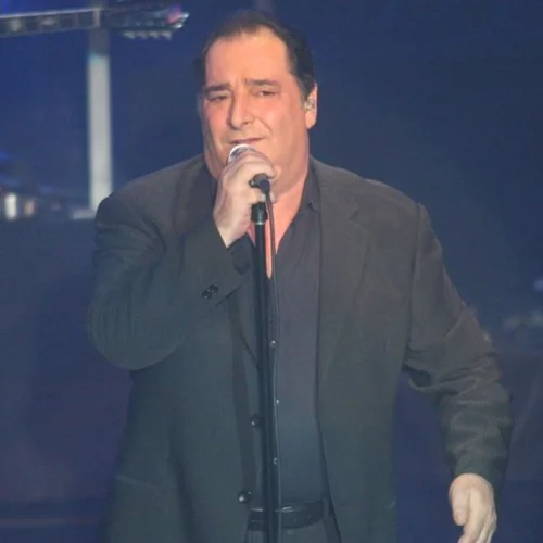 Συγκλονίζει η αυτοβιογραφία του Βασίλη Καρρά | Περιγράφει τον Γολγοθά του καρκίνου & το μήνυμα στη σύζυγο και την κόρη του