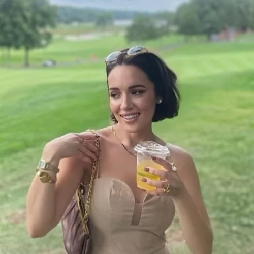 Η Καλομοίρα σαν teenager | Με (πολύ) κοντό καρέ και total denim look στην Ουάσινγκτον