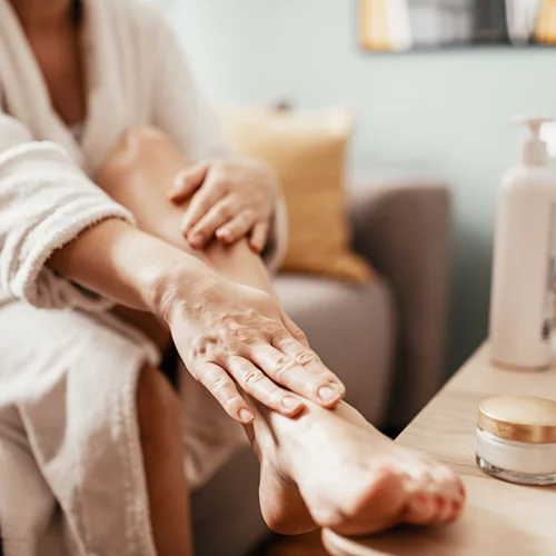 Πώς να αποκτήσεις λεία, απαλά πέλματα με 4 απλές κινήσεις