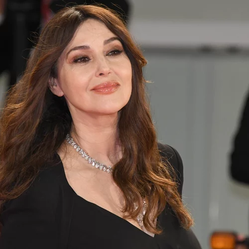Η Monica Bellucci υιοθέτησε το κούρεμα που έχει lifting effect στο πρόσωπο
