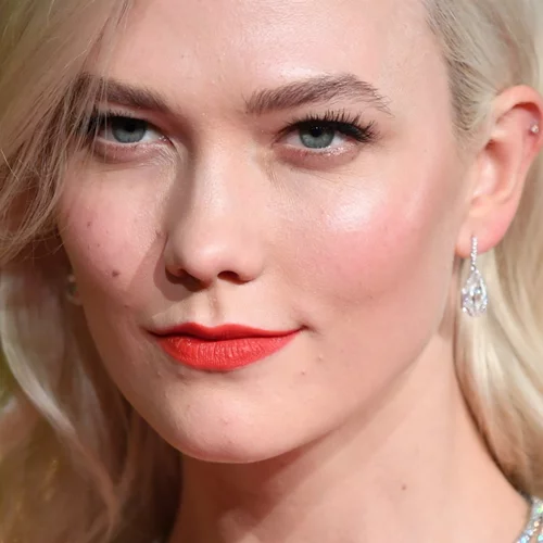 Όλοι οι τρόποι για να κάνεις πιο αποτελεσματική τη χρήση του ορού βιταμίνης C που επιλέγεις στο skincare σου