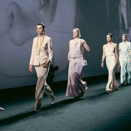 Η SS23 συλλογή του οίκου Chanel "ντύνει" κάθε ταυτότητα της σύγχρονης γυναίκας