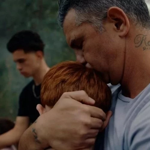 To "Adolescence" μας ξύπνησε, αλλά το "Seen" μας δείχνει τον τρόπο για να προστατεύουμε τα έφηβα παιδιά μας