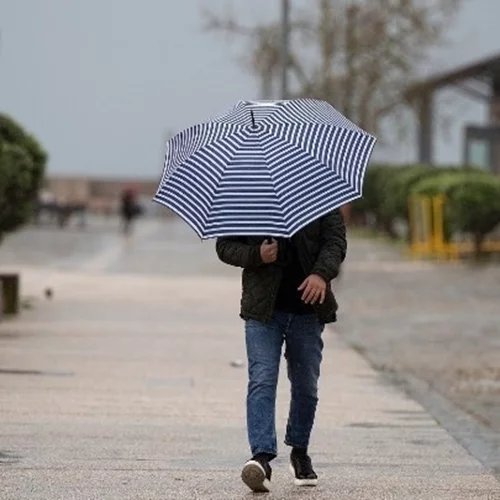 Ισχυρές βροχές και καταιγίδες στα δυτικά έως το βράδυ της Κυριακής