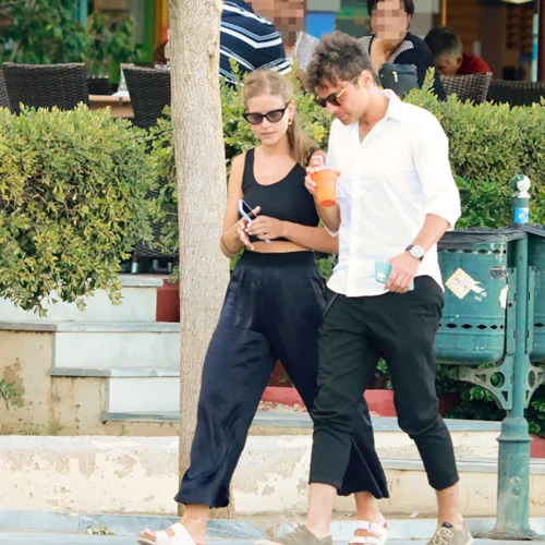 Δανάη Μιχαλάκη - Γιώργος Παπαγεωργίου | Η πρώτη εμφάνισή τους στη Σύρο μετά τον παραμυθένιο γάμο τους