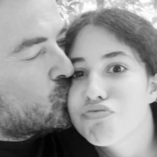 "Ξέρω να συμπεριφερθώ σαν μπαμπάς με το ένστικτο όχι με τη γνώση" | Ο Γιάννης Αϊβάζης μιλάει για τη μεγαλύτερη φοβία του ως μπαμπάς έφηβης κόρης