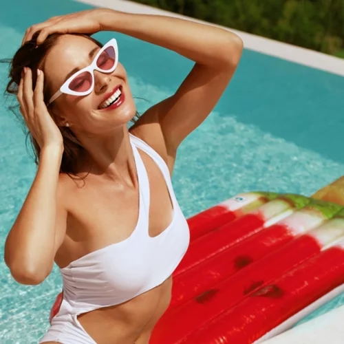 5 λόγοι που θα σε πείσουν να αγοράσεις ένα λευκό μαγιό πριν τις διακοπές