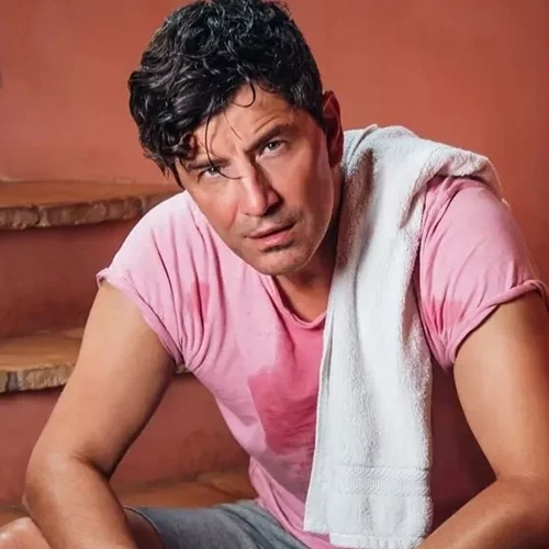 Ο Σάκης Ρουβας παίζει μπάσκετ στον πολύχρωμο κήπο του