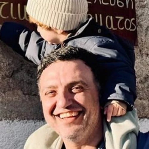 Ο Βασίλης Κικίλιας στο γήπεδο με τον Παναγιώτη Αντώνιο | Με ποδοσφαιρική φανέλα ο μικρούλης