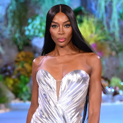 Μία δημιουργία της Σίλιας Κριθαριώτη στην έκθεση για τη Naomi Campbell στο μουσείο V&A του Λονδίνου