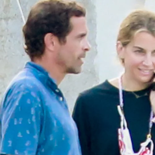 Χρυσή Βαρδινογιάννη | Με φαρδύ μαύρο φόρεμα στο πλευρό του Κωνσταντίνου Μαρκουλάκη στις Σπέτσες