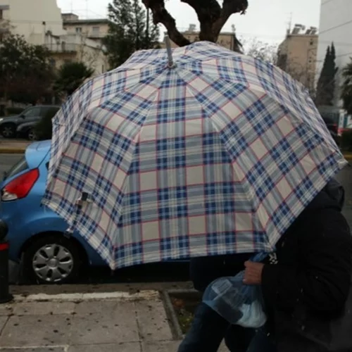Επιμένουν οι βροχές και σήμερα, αλλά παραμένει ψηλά η θερμοκρασία - Νέο έκτακτο δελτίο της ΕΜΥ