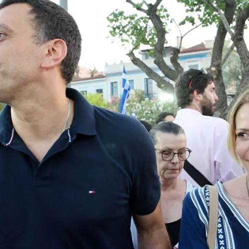 Casual chic στο Μέγαρο η Τζένη Μπαλατσινού - Με το κόσμημα που δεν αποχωρίζεται