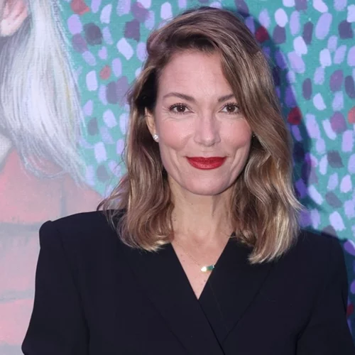 Η Βίκυ Καγιά φόρεσε το παλτό που δεν φεύγει ποτέ από τη μόδα