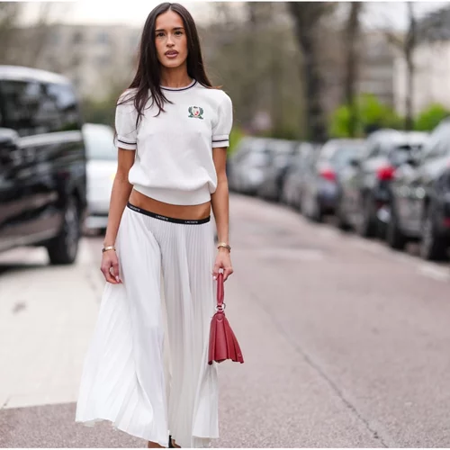 Πώς θα φορέσεις κομψά μια λευκή φούστα φέτος την άνοιξη