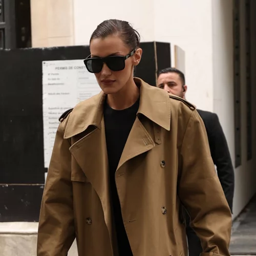 Πώς θα φορέσεις δημιουργικά τις cropped καμπαρντίνες που αποτελούν τάση της σεζόν