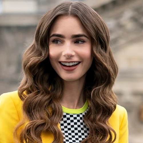 Η "Emily in Paris" με την τσάντα από τη Mango που θα κρατάμε όλο το καλοκαίρι