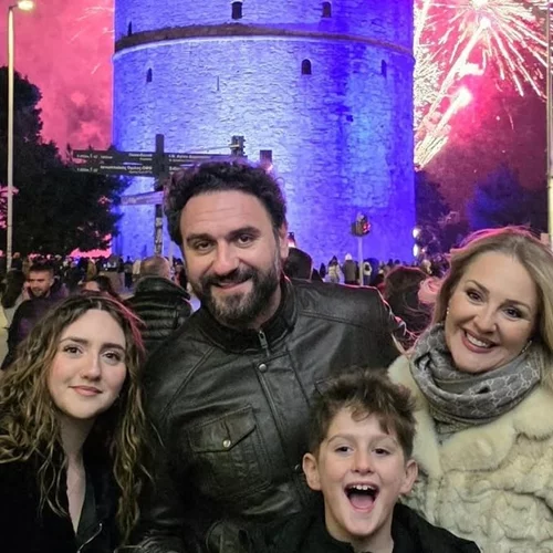Μελέτης Ηλίας | Ο τηλεοπτικός "Σάββας" στον Λευκό Πύργο, αγκαλιά με τη σύζυγο & τα παιδιά του