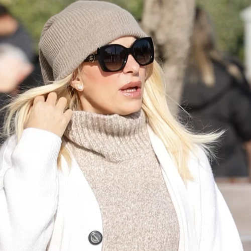 Όπως δεν την έχουμε ξαναδεί | Η Ελένη Μενεγάκη με φαρδιά λευκά ρούχα και τα παπούτσια της σεζόν