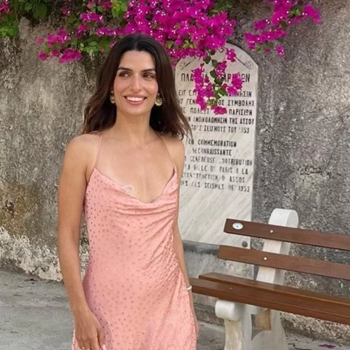 Καλεσμένη σε γάμο | Πώς θα στρώνουν σωστά τα φορέματα στη σιλουέτα σου; Η Τόνια Σωτηροπούλου έχει το τέλειο tip