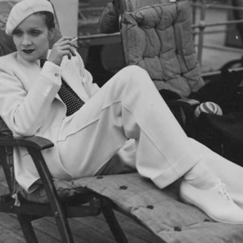 Η πρώτη γυναίκα στον κόσμο που απέδειξε πως μπορείς να είσαι σέξι μέσα σε κουστούμι