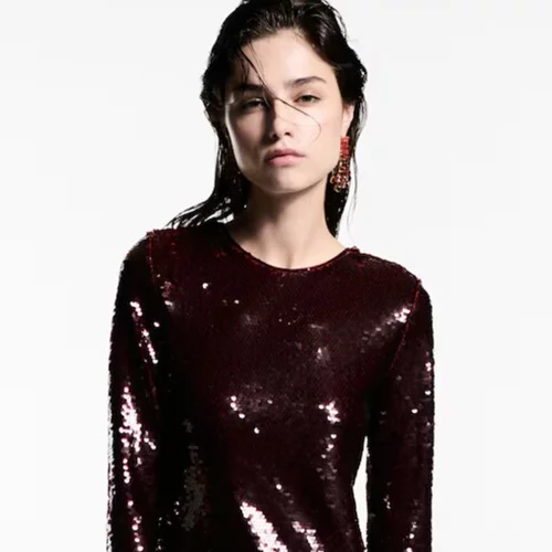 Αυτό το μπορντό φόρεμα με παγέτες από τη Mango είναι το hero piece για τα ρεβεγιόν των γιορτών