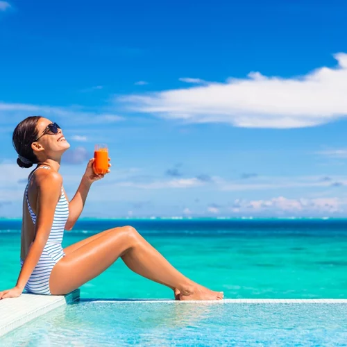 Zero ζάχαρη, cool αλλά και διαχρονικά | Αυτά είναι τα αναψυκτικά που απολαμβάνει η Gen Z στις διακοπές της