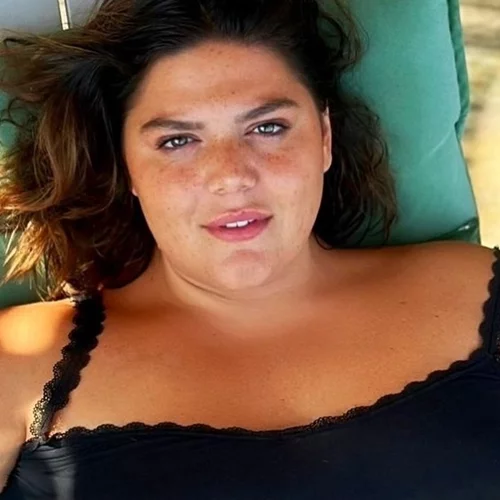 "Κορίτσια στον ήλιο" | Η Δανάη Μπάρκα απολαμβάνει το ελληνικό καλοκαίρι με την καλή της φίλη, Νόνη Δούνια