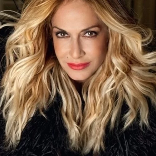 Άννα Βίσση & Νίκος Καρβέλας | Ποζάρουν μαζί με την ενός έτους κόρη τους στο σαλόνι του σπιτιού τους στη Φιλοθέη