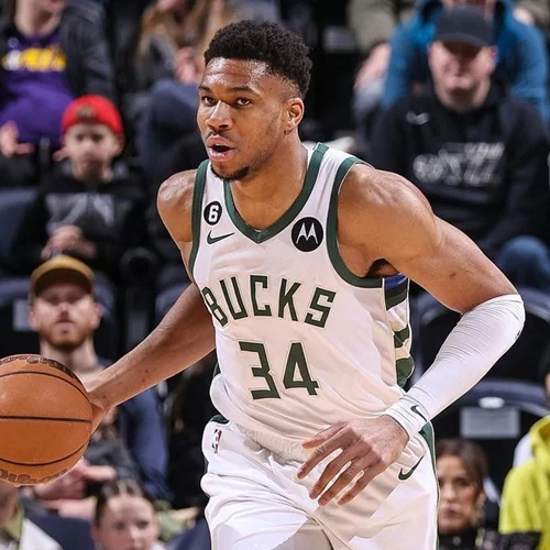 Ο Γιάννης Αντετοκούνμπο ποζάρει αγκαλιά με τη Charlize Theron και "ρίχνoυν" το Instagram