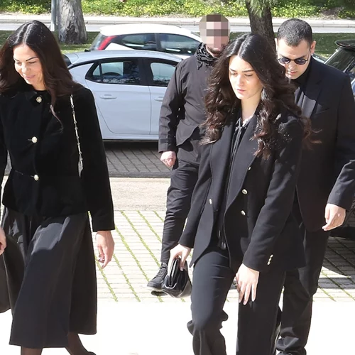 Χρήστος & Μάιρα Κούγια | Με τη μητέρα τους, Εύη Βατίδου στο τελευταίο αντίο στον Αλέξη Κούγια